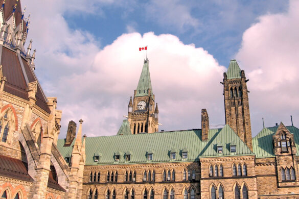 Maður víðgirt seg við Kanadiska parlamentið