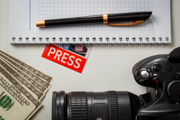 Fjølmiðlar, miðlastuðul,  politikkur og samfelag