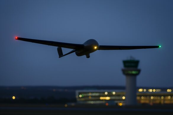 Drona yvir flogvøllinum í Ålborg – Luftrúmið stongt.