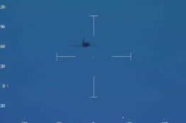 Danska verjan skriva at fremmandar dronur hava flogið yvir fleiri hernaðarbasum í Sunnunáttina