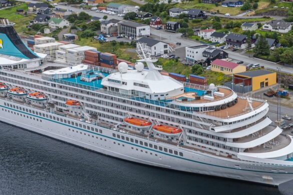 Aftur stórt ferðamannaskip á Runavík