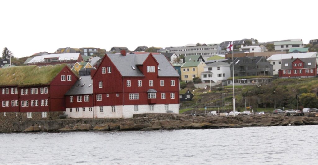 Skuldin hjá landinum veksur við hallinum á fíggjarlógini