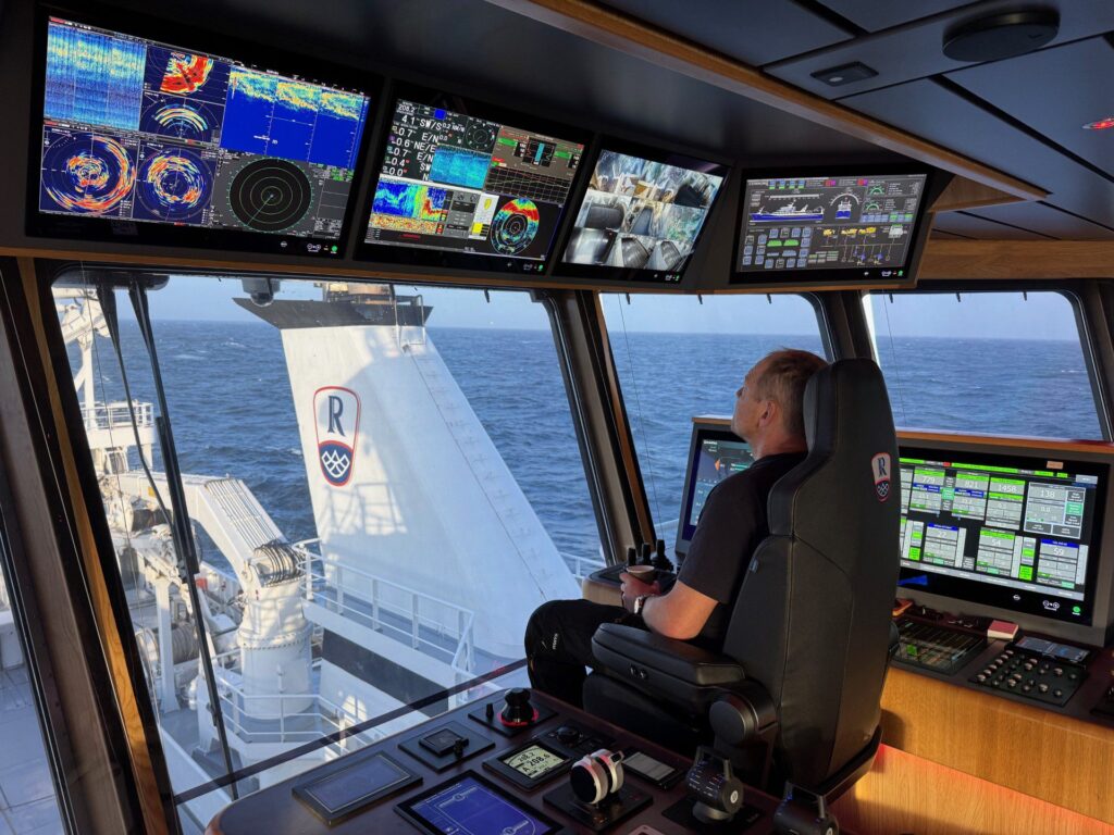 Slóðbrótandi svartkjaftatrol fiskar framúr