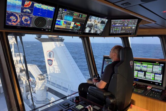 Slóðbrótandi svartkjaftatrol fiskar framúr