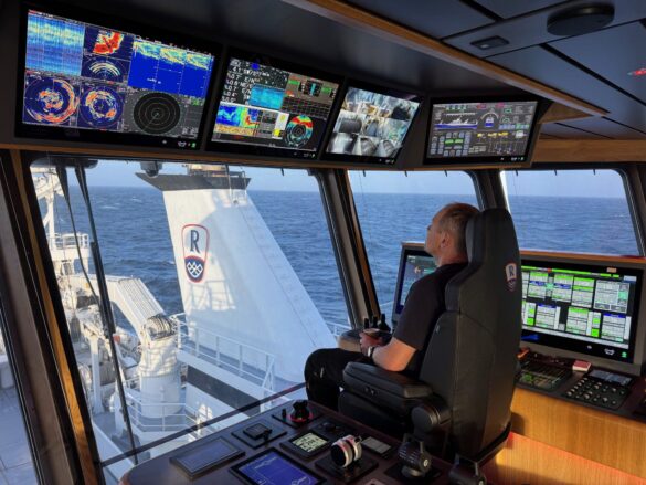 Slóðbrótandi svartkjaftatrol fiskar framúr