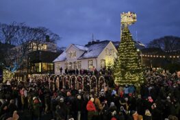 Nú er træið tendrað