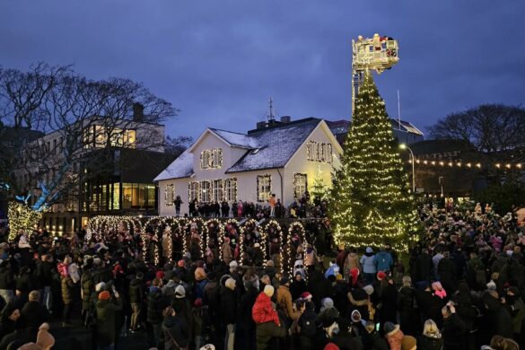 Nú er træið tendrað