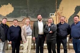 Landsstýrismaðurin kunnaði seg um Krígssavnið