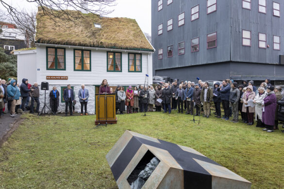 Standmynd av Sloan avdúkað