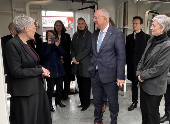 Costas Kadis, ES-fiskivinnukommisserur, vitjað Jákup Sverra