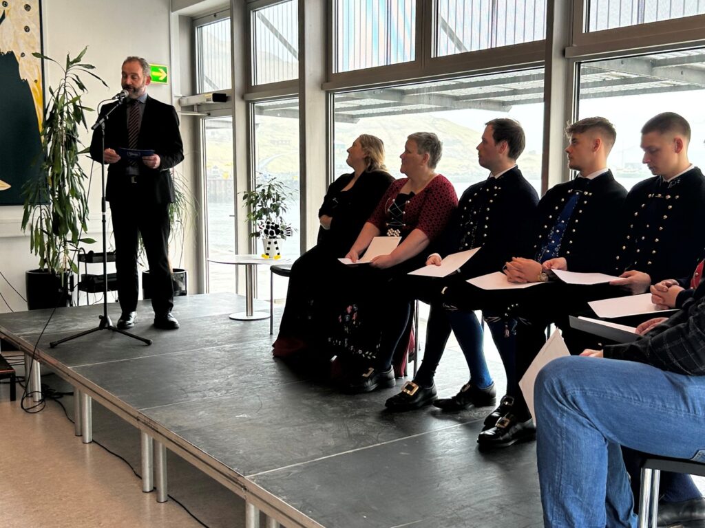 Landsstýrismaður til prógvhandan í Vestmanna – Útbúgving innan aling