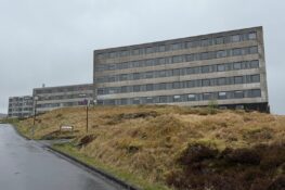 Íbúðarblokkarnir á Eirargarði 4, 6 og 8 í ringum standi