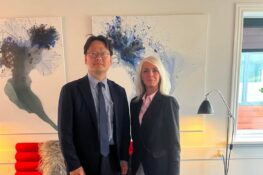 Landsstýriskvinnan hitt koreanska sendiharran